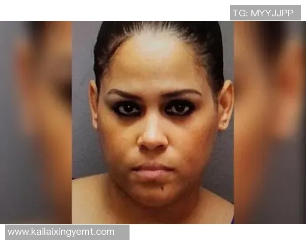 足球明星因偷衣服被抓引发热议社会道德与体育精神的双重反思